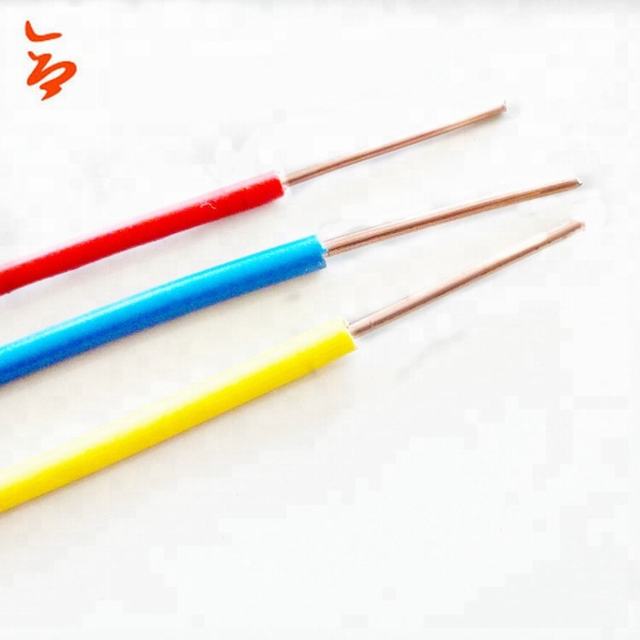 Um cabo elétrico isolado PVC 300 / 500V do fio elétrico do núcleo 450 / 750V